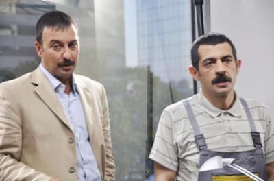 <font face="arial,helvetica,sans-serif" size="2"><strong>KANAL-İ-ZASYON</strong></font> <p><font face="arial,helvetica,sans-serif" size="2">Y&ouml;netmenliğini Alper Mest&ccedil;i'nin yaptığı, senaryosunu Murat Aykul'un kaleme aldığı, yapımcılığını Murat Toktamışoğlu ve Kemal Kaplan'ın &uuml;stlendiği 'Kanal-i-zasyon' adlı filmde, Okan Bay&uuml;lgen, Hakan Yılmaz, Serhat &Ouml;zcan, Aslıhan G&uuml;rb&uuml;z, Rasim &Ouml;ztekin, Erol G&uuml;naydın, Orhan Aydın, H&uuml;seyin Elmapınar ve Erg&uuml;l Coşkun rol aldı.</font></p><p><font face="arial,helvetica,sans-serif" size="2">Her kesimden insanı g&uuml;ld&uuml;rme iddiasını taşıyan ve bir televizyon kanalında ge&ccedil;en olayların anlatıldığı filmin konusu ş&ouml;yle: Saf Anadolu &ccedil;ocuğu İmdat, cam siliciliğinden, televizyon kanalı genel m&uuml;d&uuml;rl&uuml;ğ&uuml;ne ve T&uuml;rkiye'nin reyting rekortmeni bir yapımcıya d&ouml;n&uuml;ş&uuml;r ve reyting </font></p>