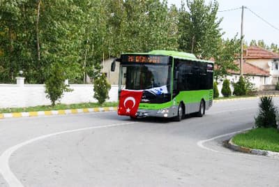 <strong><font face="Arial" size="2">Ara&ccedil; Filosunu Tamamen Yenileceğiz</font></strong> <p><font size="2"><font face="Arial">Şehrin en b&uuml;y&uuml;k sıkıntılarından biri olan ulaşım konusunu g&uuml;ndemlerinin ilk sırasında bulunduğunu kaydeden To&ccedil;oğlu, ulaşım sorununu &ccedil;&ouml;zmekte kararlı olduklarını dile getirdi. Giderek yaşlanan ara&ccedil; filosunu baştan aşağı yenilemek arzusunda olduklarını anlatan To&ccedil;oğlu, şunları s&ouml;yledi, <font color="#333399">&quot;Yerel se&ccedil;imler s&uuml;recinde vatandaşlarla yaptığımız g&ouml;r&uuml;şmelerde şehrin sorunlarını &ouml;ncelik sırasına g&ouml;re halledeceğimiz s&ouml;z&uuml;n&uuml; vermiştik. Uzun &ccedil;alışma gerektiren ulaşım sorunu ile ilgili &ccedil;alışmalarımıza verdiğimiz s&ouml;zler doğrultusunda hemen başladık. Bug&uuml;n toplu taşımadaki ara&ccedil; filomuza 20 yeni otob&uuml;s katarak ulaşım sorununun &ccedil;&ouml;z&uuml;m&uuml;ne katkı sağladık. İnşallah bu sorunun k&ouml;kten &ccedil;&ouml;z&uuml;lmesi i&ccedil;in &ccedil;alışmalarımız devam edecek.&quot;</font></font></font></p><p><font face="arial,helvetica,sans-serif" size="2">Ulaşım mastır sistem &ccedil;alışmalarını hızla devam ettiğini belirten To&ccedil;oğlu,<strong> 15 Aralık'tan itibaren kart uygulamasına</strong> ge&ccedil;ileceğini bildirdi. Ulaşım sorununu k&ouml;kten &ccedil;&ouml;zecek olan kavşak ve ışık d&uuml;zenleme &ccedil;alışmalarının en kısa s&uuml;rede tamamlanacağını vurgulayan To&ccedil;oğlu, <font color="#333399">&quot;Yaşlıların ve engellilerin rahatlıkla kullanabileceği yeni otob&uuml;slerimiz Sakaryalılara hayırlı olsun.&quot;</font> dedi.</font></p>