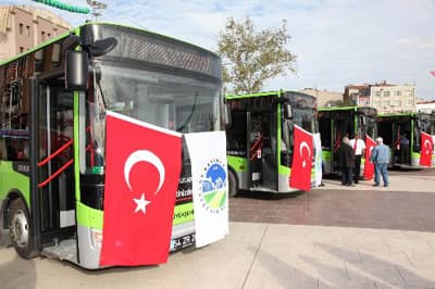 <strong><font face="Arial" size="2" color="#000000">Medeniyet İşte Budur!</font></strong> <p><font face="Arial" size="2">AK Parti Sakarya Milletvekili Ayhan Sefer &Uuml;st&uuml;n ise yerel se&ccedil;im &ccedil;alışmaları sırasında vatandaşlardan en &ccedil;ok ulaşımla ilgili talepler aldıklarını hatırlatarak yeni otob&uuml;slerin halkın talepleri doğrultusunda alındığını dile getirdi.</font></p><p><font face="arial,helvetica,sans-serif" size="2">Otokar'ın doğa ile barışık insana saygılı bir &uuml;r&uuml;n ortaya &ccedil;ıkardığını dile getiren &Uuml;st&uuml;n, otob&uuml;slerin T&uuml;rk m&uuml;hendis ve girişimcilerin eseri olduğunu kaydetti. 8'inci Cumhurbaşkanı Turgut &Ouml;zal'ın ismi anıldığında herkesin aklına otobanlar geldiğini belirten &Uuml;st&uuml;n, ş&ouml;yle konuştu, <font color="#333399">&quot;AK Parti dediğimizde ise ilk &ouml;nce duble yollar aklımıza geliyor. &Uuml;lkemizin neresine gitseniz duble yollarla gidiyorsunuz. Medeniyet budur, insanlara saygı ve hizmet budur. Alt yapımızı yapacağız, geliştireceğiz.&quot;</font></font></p>