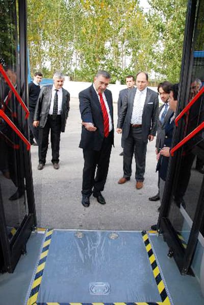 <font face="Arial" size="2" color="#000000"><strong>20 Otob&uuml;s Seferlere Başladı</strong></font> <p><font face="Arial" size="2">Otokar Genel M&uuml;d&uuml;r Yardımcısı Basri Akg&uuml;l de B&uuml;y&uuml;kşehir Belediyesi filosuna kattıkları Doruk 190LE'nin modern toplu taşımacılık anlayışı ile hizmet eden kurumların ve belediyelerin &ouml;ncelikli tercihi olduğunu ifade etti.</font></p><p><font face="arial,helvetica,sans-serif" size="2">Doruk modelinin Avrupa'da &ccedil;ok beğeni kazandığını dile getiren Akg&uuml;l,<font color="#333399"> &quot;Biz Sakarya'daki fabrikamızda otob&uuml;s, askeri ve ticari ara&ccedil;lar &ccedil;ıkarıyoruz. Bunu Sakaryalı m&uuml;hendisler ve iş&ccedil;ilerle ger&ccedil;ekleştiriyoruz. Sakaryalı m&uuml;hendislerin tasarladığı ve t&uuml;m d&uuml;nyaya satılan &ouml;zellikle Avrupa'da &ccedil;ok b&uuml;y&uuml;k beğeni kazanan otob&uuml;slerimize bundan sonra Sakaryalı vatandaşlarımızın da binecek olması bizim i&ccedil;in &ccedil;ok sevindirici.&quot;</font> diye konuştu.</font></p><p><font face="arial,helvetica,sans-serif" size="2">T&ouml;renin ardından teslim alınan 20 otob&uuml;s şehir i&ccedil;inde seferlerine başladı.</font></p><p><font face="arial,helvetica,sans-serif" size="2"><strong>DORUK 190LE</strong></font></p><p><font face="arial,helvetica,sans-serif" size="2">B&uuml;y&uuml;kşehir belediyesinin ara&ccedil; filosuna kazandırdığı Doruk 190LE, al&ccedil;ak tabanlı girişi ile dikkat &ccedil;ekiyor. Kolay yolcu iniş-biniş avantajı ile hareket engelli, yaşlı ve &ccedil;ocuklu yolculara g&uuml;venli ve konforlu seyahat imk&acirc;nı sağlayacak olan Doruk 190LE, 9 metrelik boyu ile yapılaşma nedeni ile b&uuml;y&uuml;k otob&uuml;slerin kullanamadığı veya ekonomik olmadığı alanlarda &ccedil;ağdaş ve modern toplu taşıma &ccedil;&ouml;z&uuml;mleri sunuyor. Engelli ve bebek arabası iniş-binişleri i&ccedil;in &ouml;zel tasarımlara sahip olan otob&uuml;s&uuml;n arka kapısında rampa sistemi bulunuyor.</font></p>