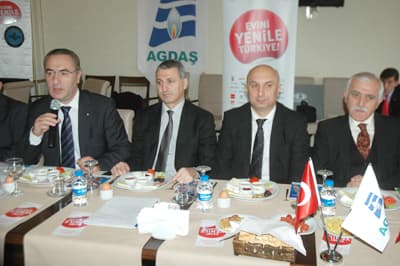 <font size="2"><font face="Arial"><strong><font color="#000000">T&uuml;rkiye &Ccedil;apında Birinci Sırada Geliyoruz</font></strong><br /><br />Bankanın masraflı ve masrafsız kredi se&ccedil;enekleriyle 12, 24 ve 36 aya kadar vade imkanı tanıdığını kaydeden D&uuml;ğ&uuml;n, kullandırılan kredilerin b&uuml;y&uuml;k bir &ccedil;oğunluğunda kefil talep etmediklerini dile getirdi. Şubelerinin kampanya kapsamında kullandırılan kredi oranlarında b&uuml;y&uuml;k başarı elde ettiğini ifade eden D&uuml;ğ&uuml;n,<font color="#333399"> ''Kampanya kapsamında kullandırılan kredi oranlarında T&uuml;rkiye'deki b&uuml;t&uuml;n şubeler bazında birinci olduk. T&uuml;rkiye &ccedil;apında birinci sırada geliyoruz. Şubemiz 1 milyon TL'nin &uuml;zerinde kredi kullanılmasını sağlayarak 75 kişiye ulaştı. Şube olarak hedefimiz 10 milyon TL'lik hacim oluşturmak ve ikinci etapta da 20 milyon TL'lik hacme ulaşmak. Kampanya kasım ayı sonunda sona erecek ama ikinci kez uzatılacağını d&uuml;ş&uuml;n&uuml;yorum. Sanıyorum bahar aylarında kredi kullanımı daha da artacak. Şu anda Adapazarı'nda binlerce konut tamamlanmamış durumda. B&uuml;t&uuml;n kooperatifleri gezdik. Bir&ccedil;ok kooperatifin kaba inşaatı bitmiş ama finansman sıkıntısı sebebiyle ince iş&ccedil;iliğe başlanmamış. &Ouml;nemli bir potansiyelin bizi beklediğini d&uuml;ş&uuml;n&uuml;yorum''</font> dedi.&nbsp;&nbsp;</font></font>