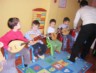 <p><font face="arial,helvetica,sans-serif" size="2">Bilim adamları, bir yıl boyunca m&uuml;zik dersleri alan ve almayan 4 ila 6 yaşlarındaki &ccedil;ocukları incelemeye aldı. İncelemenin sonucunda m&uuml;zik eğitimi alan &ccedil;ocukların almayanlara g&ouml;re hafıza testlerinde daha başarılı oldukları tespit edildi. M&uuml;zik eğitimi alan &ccedil;ocukların, dikkatlerini toplamada daha başarılı hale geldikleri de belirlemiştir.<br /></font><br /><font face="arial,helvetica,sans-serif" size="2">Bu nedenle &ccedil;ocukların gelişiminde katkısı olduğu kesinleşmiş olan m&uuml;zik eğitimini AFACANLAR &Ccedil;OCUK EVİ olarak uygulamaya koyuyoruz. Kurumumuzda&nbsp; her hafta &ccedil;ocuklarımıza uzman&nbsp; eğiticiler eşliğinde mandolin eğitimi veriyoruz.</font></p>