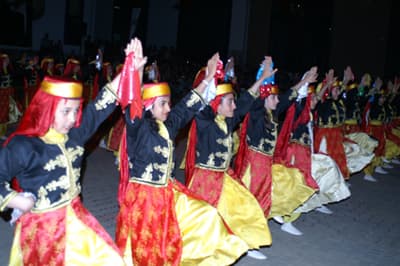 <p><font face="arial,helvetica,sans-serif" size="2"><strong>FOLKL&Ouml;R EĞİTİMİ</strong></font></p><p><font face="arial,helvetica,sans-serif" size="2">Folkl&ouml;r derslerinde, &ccedil;ocukların k&uuml;&ccedil;&uuml;k ve b&uuml;y&uuml;k kaslarının gelişimini desteklemenin yanı sıra, &ccedil;ocukların estetik sezgi becerileri ve ritmik duyguları da desteklenmektedir. K&uuml;lt&uuml;rel bir olgunun yanı sıra sportif bir etkinliktir.&nbsp;Kurumumuzda yapılan folklor derslerinin amacı, &ccedil;ocuklarımıza ritm ve m&uuml;zik duygusunu bedensel hareketlerle kazandırmak ve kendi k&uuml;lt&uuml;r&uuml;m&uuml;z&uuml;n bir par&ccedil;asını sevdirerek &ouml;ğretmektir.</font></p>