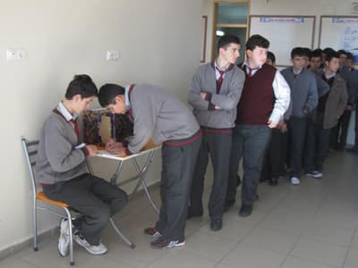 Öğrenciler Sandık Başına Gitti