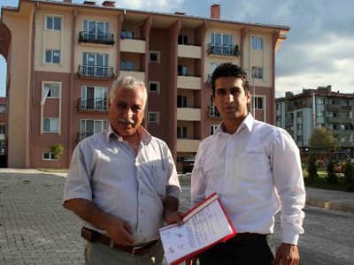 <p><font face="arial,helvetica,sans-serif" size="2">Ağustos ayında şik&acirc;yeti değerlendiren hakem heyeti, toplu konut s&ouml;zleşmesinde kanalizasyon katılım bedelinin ve tutarının belirtilmediğini bu nedenle bedelin yersiz ve haksız olarak kesildiği gerek&ccedil;esiyle t&uuml;keticilerin mağdur olduğuna karar verdi. Hakem heyeti, kanalizasyon katılım bedelinin t&uuml;keticilere iadesine h&uuml;kmetti. </font></p><p><font face="arial,helvetica,sans-serif" size="2">T&uuml;ketici Hakem Heyeti'nin kararı &uuml;zerine konut sahipleri paranın iadesi i&ccedil;in icra işlemi başlatırken ADASU, hakem heyetinin verdiği kararı teminat yatırarak Sapanca T&uuml;ketici Mahkemesi'ne temyize g&ouml;t&uuml;rd&uuml;. T&uuml;ketici mahkemesi, ADASU'nun temyiz talebini reddederek kanal katılım payı olarak tahsil edilen paranın t&uuml;keticiye geri &ouml;denmesine karar verdi. </font></p><p><font face="arial,helvetica,sans-serif" size="2">T&uuml;ketici mahkemesinin verdiği karar &uuml;zerine Bağrıyanık ve Lale, kendilerinden haksız olarak alınan kanal katılım &uuml;cretinin iadesi i&ccedil;in icra takibi başlattı. Emsal niteliğindeki kararın ardından TOKİ konutlarında ev sahibi olan vatandaşlar, kanal katılım &uuml;creti olarak kendilerinden alınan paranın iadesi i&ccedil;in t&uuml;ketici hakem heyetleri'ne başvurabilecek.</font></p><p><font face="arial,helvetica,sans-serif" size="2">ADASU Genel M&uuml;d&uuml;r&uuml; R&uuml;stem Keleş ise Cihan Haber Ajansı'na yaptığı a&ccedil;ıklamada, mahkeme kararının hen&uuml;z kendilerine ulaşmadığını belirterek, <font color="#333399">&quot;Mahkemenin temyiz talebimizle ilgili kararı hen&uuml;z bize ulaşmadı. Gerek&ccedil;eli kararı g&ouml;rd&uuml;kten hukuk servisimizle gerekli incelememizi yapacağız.&quot;</font> diye konuştu.<br /></font></p>