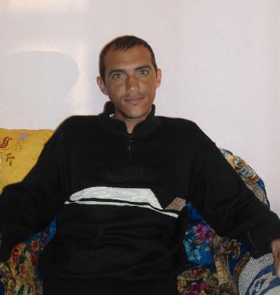 <strong><font face="Arial" size="2">İkimizde Sağlığımıza Kavuştuk</font></strong> <p><font face="Arial" size="2">&Uuml;&ccedil;&uuml;nc&uuml; girişiminde organ nakli ger&ccedil;ekleşen Uslu, Cihan Haber Ajansı muhabirine yaptığı a&ccedil;ıklamada, askerden sonra hastalığa yakalandığını belirterek,<font color="#333399"> &quot;Dokuz yıldır diyaliz makinesine bağlanıyordum. Biri kadavradan diğeri babamdan iki kez nakil i&ccedil;in girişimde bulundum. Ancak aksilikler y&uuml;z&uuml;nden nakil olamadım. Annem b&ouml;breğini vermek istedi. Bu kez de kanlarımız uyuşmadı. &Ccedil;apraz nakil başvurusunda bulunduk. Kayseri'den bir aile ile g&ouml;r&uuml;şt&uuml;k. Kan ve dokularımız uyuşmadı. Sonra Konyalı aile ile bir girişimiz oldu. Kan ve dokular uyuştu. Nakil olacaktık ancak karşı taraf maddi sıkıntılar nedeniyle nakilden vazge&ccedil;ti. Daha sonra Bursalı Okumuş, ailesi ile &ccedil;apraz nakil i&ccedil;in g&ouml;r&uuml;şt&uuml;k. İlker Okumuş'un da babası ile dokuları uyuşmuyormuş. Dokularımız birbirlerine uyunca nakil olduk. İkimizde sağlığımıza kavuştuk. Artık diyalize girme sıkıntısından kurtulduk.&quot;</font> dedi.</font></p>