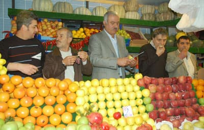 <font size="2"><font face="Arial"><strong><font color="#000000">Halkımıza Sesleniyoruz</font></strong><br /><br />H&uuml;k&uuml;metin ve bu işi bilmeyen insanların a&ccedil;ıklamalarından dolayı halkın tedirgin olduğunu anlatan Kabacan, şunları s&ouml;yledi: <font color="#333399">&quot;Halkımıza sesleniyoruz. Pazarlarımızdan rahatlıkla alışveriş yapsınlar. &Uuml;r&uuml;nlerimiz sağlıklı ve hijyenik ortamlarda. Sebze ve meyveleri g&ouml;n&uuml;l rahatlığıyla t&uuml;ketsinler. Satılan hi&ccedil;bir &uuml;r&uuml;n&uuml;m&uuml;zde GDO kesinlikle yoktur.&quot;</font></font></font>