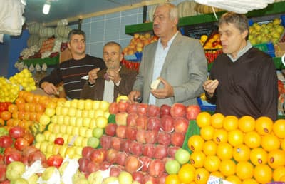 <font size="2"><font face="Arial"><strong><font color="#000000">Geri G&ouml;nderilen Armutlar GDO'lu Değil</font></strong><br /><br />Almanya'dan geri g&ouml;nderilen &uuml;r&uuml;nlerin GDO'lu değil yanlış kullanılan tarım ila&ccedil;ları sonrasında kalan kalıntılar nedeniyle geri g&ouml;nderildiğini iddia eden Kabacan, ş&ouml;yle konuştu<font color="#333399">: &quot;Geri g&ouml;nderilen armutlar GDO'lu değil. Bunların &uuml;zerinde tarım ila&ccedil;ları kalıntısı vardır. Bu &uuml;r&uuml;nler orada laboratuvar ortamında incelenmiş olup halkın sağlığına zarar verecek kalıntılar tespit edildiği i&ccedil;in geri g&ouml;nderilmiştir. Armutlar GDO'dan değil yanlış kullanılan tarım ila&ccedil;larından dolayı geri g&ouml;nderilmiştir.&quot;</font></font></font>