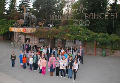 <p><font face="arial,helvetica,sans-serif" size="2"><strong>ASLANLI YOLDA Y&Uuml;R&Uuml;D&Uuml;LER</strong><br /><br />Erenler Belediye Başkanı Cavit &Ouml;zt&uuml;rk'&uuml;n de b&uuml;y&uuml;k destekleri ile Ankara&rsquo;da Ata&rsquo;nın huzuruna &ccedil;ıkmanın gurur ve heyecanını yaşayan &ouml;ğrenciler, Anıtkabir&rsquo;de bir s&uuml;re 'Aslanlı Yol'da (protokol yolu) y&uuml;r&uuml;yerek, Ata&rsquo;nın kabrini ziyaret ederek, Ulu &Ouml;nder&rsquo;e duydukları saygı ve bağlılığı ifade etti. Yoğun kalabalığın yaşandığı Anıtkabir'de sergi salonlarını da gezen &ouml;ğrenciler, burada hatıra fotoğrafı &ccedil;ekilmeyi de ihmal etmedi.</font></p>