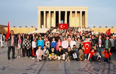 <p><font face="arial,helvetica,sans-serif" size="2"><strong>TBMM'Yİ YAKINDAN G&Ouml;RD&Uuml;LER</strong><br /><br />Anıtkabir gezisi i&ccedil;in gittikleri Ankara&rsquo;da, TBMM'ni ziyaret eden &ouml;ğrenci ve &ouml;ğretmenler; burada meclis kurul salonunu gezerek; Basın ve Halkla İlişkiler Rehberi Ercan Demiry&uuml;rek'ten detaylı bilgiler aldı. TBMM&rsquo;i gezisi ile meclisi yakından g&ouml;rmenin ve mutluluğunu unutamayacakları bir g&uuml;n ge&ccedil;irmenin keyfini yaşayan &ouml;ğrencilere burada; TBMM Başkanı Mehmet Ali Şahin'in altında imzası bulunduğu &ldquo;T&uuml;rkiye B&uuml;y&uuml;k Millet Meclisi&rdquo;ni ziyaret anısına birer belge hediye edildi.</font></p>