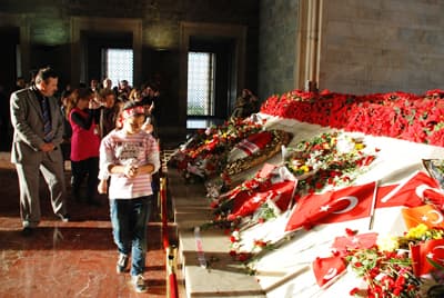 <p><font face="arial,helvetica,sans-serif" size="2"><strong>VEKİL &Ccedil;ELİKTEN KARŞILAMA<br /></strong><br />Ziyaret kapsamında milletvekilleri ile de tanışma ve fotoğraf &ccedil;ektirme fırsatına da sahip olan &ouml;ğrenciler ve beraberindeki &ouml;ğretmenler; Sakarya Milletvekili ve TBMM Sanayi, Ticaret, Enerji, Tabi Kaynaklar, Bilgi ve Teknoloji Komisyonu Başkanı Dr. Hasan Ali &Ccedil;elik tarafından meclis kapısında karşılandı. &Ouml;ğrencilere b&uuml;y&uuml;k sevgi g&ouml;steren Milletvekili &Ccedil;elik; onlarla tek tek sohbet etti. &Ouml;ğrencileri otob&uuml;slerine kadar uğurlayan Vekil &Ccedil;elik;<font color="#333399"> &quot;Bende okullarınıza gelerek, sizi sınıfınızda ziyaret edeceğim&quot; </font>dedi.</font></p>
