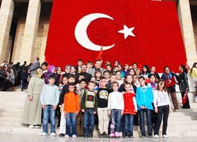 <p><font face="arial,helvetica,sans-serif" size="2"><strong>GURUR KAYNAĞI</strong><br /><br />Ankara ve Anıtkabir gezisine destek veren yetkililer, Ulu &Ouml;nder ile Sakaryalı &ouml;ğrencileri buluşturan bu sosyal sorumluluk projesinin, toplumun geleceğini aydınlatmada &ccedil;ok &ouml;nemli bir g&ouml;revi yerine getirdiğini ve kendileri i&ccedil;in bir gurur kaynağı olduğunu belirttiler. Ada AVM M&uuml;d&uuml;r&uuml; Akg&uuml;n Yıldız ve Halkla İlişkiler M&uuml;d&uuml;r&uuml; Nuray Baysu Şakar; ADA AVM'nin k&uuml;&ccedil;&uuml;k ziyaret&ccedil;ileri olan &ouml;ğrencilere y&ouml;nelik d&uuml;zenledikleri b&ouml;yle ve buna benzer gezi ve etkinlikleri s&uuml;rd&uuml;receklerini s&ouml;yledi. <br /><br />(Levent CANDAN &ndash; ANKARA)</font></p>