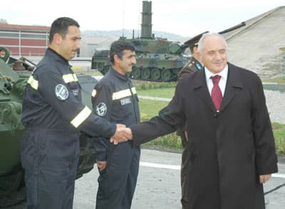 <font face="Arial" size="2">Modernizsayonu tamamlanan son tankın anahtarlarının silahlı kuvvetlere teslim edilmesinin ardından 10. Yıl Marşı eşliğinde ışıklı g&ouml;steri ve ardından projeye katkı veren y&ouml;neticiler toplu fotoğraf &ccedil;ektirdi. T&ouml;ren tatbikat alanında Leopard 1 tankların karada ve suda ger&ccedil;ekleştirdiği muhteşem g&ouml;steriyle sona erdi.<br /><br />Bakan G&ouml;n&uuml;l, g&ouml;steri sonrasında gazetecilerin Milli Tank Altay'la ilgili soruları &uuml;zerine &quot;Onun &uuml;zerinde &ccedil;alışılıyor &quot;dedi. G&ouml;n&uuml;l, Leopard 1 Tankının g&ouml;sterisiyle ilgili olarak da ş&ouml;yle konuştu: &quot;Etkili g&ouml;sterici idi. Bu modernizasyon işleri daha &ouml;nce dışarıya veriliyordu. Artık T&uuml;rkiye'de bunlar yapılıyor. Fevkalade iyi sonu&ccedil;lar alınıyor. Gelişmiş &uuml;lkelerin silahlı kuvvetlerinde hangi tank varsa bizde de o var. Hatta bazılarına g&ouml;re atış sistemi hepsinden iyi. Tank hangi şartlarda giderse gitsin hangi a&ccedil;ıda olursa olsun, namlu o hedefi tespit edip ateş ediyor. Milli tankımız Altay'da daha iyi &ouml;zellikler olacak.&quot;</font>