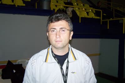 <font size="2"><font face="Arial"><strong>Miniklerden Başladı</strong><br /><br />Antren&ouml;r&nbsp;Recep Karamehmet&nbsp;voleybol&nbsp;sporunun, sporun temel taşlarından olduğunu vurguluyor ve ş&ouml;yle konuşuyor </font></font><font size="2"><font face="Arial"><font color="#333399">&ldquo;Bizim zamanımızda&nbsp; voleybola ilgi b&uuml;y&uuml;kt&uuml;.&nbsp;Sonra&nbsp;bu ilgi yavaş yavaş kayboldu. Hemen hemen yok oldu. Biz kul&uuml;p olarak&nbsp;miniklerden başladık.&nbsp;Bu sporu kendi b&uuml;nyemizde canlandıracağız. Voleybolda&nbsp;starlar bulacağız ve&nbsp;T&uuml;rk sporuna kazandıracağız.&rdquo;</font></font></font>