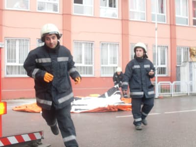 Öğrenciler Korkusuzca Camdan Atladı