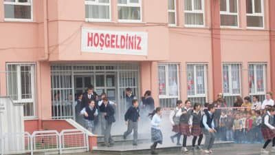 Öğrenciler Korkusuzca Camdan Atladı