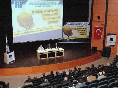 <p><font face="arial,helvetica,sans-serif" size="2"><span style="font-size: 10pt; line-height: 115%; font-family: 'Arial','sans-serif'"><font size="4">İnşaat Sekt&ouml;r&uuml;nde &Ccedil;alışan İş&ccedil;iler 4 Kat Daha Fazla İş Kazası Riski Altında</font></span></font></p><p><font face="arial,helvetica,sans-serif" size="2">İnşaat M&uuml;hendisleri Odası (İMO) Genel Başkanı Serdar Harp, sekt&ouml;r temsilcilerinin 'g&uuml;venli inşaat' projesi kapsamında ger&ccedil;ekleştirdiği anket &ccedil;alışmasına g&ouml;re, inşaat sekt&ouml;r&uuml;nde her 5 &ccedil;alışandan birinin iş kazasına maruz kaldığını, her 3 işyerinden ikisinde iş kazası yaşandığını ifade etti. </font></p><p><font face="arial,helvetica,sans-serif" size="2">Harp, anket sonu&ccedil;ları ile ilgili şu bilgileri verdi: <font color="#333399">&quot;İş yerlerinde koruyucu kullanmayanların oranı y&uuml;zde 63't&uuml;r. 50'den fazla iş&ccedil;inin &ccedil;alıştığı iş yerlerinin y&uuml;zde 59.3'&uuml;nde iş sağlığı ve g&uuml;venliği kurulu, y&uuml;zde 67.5'inde iş sağlığı ve g&uuml;venliği uzmanı, y&uuml;zde 65'inde iş yeri sağlık birimi bulunmamaktadır. İşyerlerinin y&uuml;zde 83.8'inde ise rutin sağlık kontrolleri yapılmamaktadır. İş kazaları daha &ccedil;ok &ouml;zel sekt&ouml;rde g&ouml;r&uuml;lmekte, işyerlerinin y&uuml;zde 81.3'&uuml;nde iş g&uuml;venliği konusunda işverence eğitim verilmemektedir. İş kazaları baz alındığında d&uuml;nyada olduğu gibi T&uuml;rkiye'de de inşaat sekt&ouml;r&uuml;n&uuml;n ilk sıralarda yer aldığı g&ouml;r&uuml;lecektir. İnşaat sekt&ouml;r&uuml;nde &ccedil;alışan iş&ccedil;iler diğer sekt&ouml;rlere g&ouml;re 4 kat daha fazla iş kazası riski altındadır. Uluslaraları &Ccedil;alışma &Ouml;rg&uuml;t&uuml; (ILO) verilerine g&ouml;re bu oran 6 kata kadar &ccedil;ıkmaktadır. Toplam iş kazalarında inhşaat sekt&ouml;r&uuml;n&uuml;n payı y&uuml;zde 10 d&uuml;zeyinde bulunmaktadır. İş kazalarında inşaat sekt&ouml;r&uuml; metal iş kolundan sonra ikinci sırada yer almaktadır. Sekt&ouml;r&uuml;m&uuml;z&uuml;n durumu inşaat m&uuml;hendislerinin bu alandaki sorumluluğunu daha da artırmaktadır.&quot;</font></font></p><p><font face="arial,helvetica,sans-serif" size="2">Ulusal İş Sağlığı ve İş Konseyi tarafından hazırlanan 2009 ve 2013 politika taslağı metninde yer alan iş kazalarına y&ouml;nelik verilerin g&uuml;venilir olmadığını ileri s&uuml;ren Harp, <font color="#333399">&quot;T&Uuml;İK verilerine g&ouml;re &uuml;lkemizdeki &ccedil;alışan sayısı taslakta yer alan &ccedil;alışan sayısının &uuml;&ccedil; katıdır. Dolayısıyla basit bir matematiksel hesapla taslakta yer alan iş kazaları sayısının ger&ccedil;ekte &uuml;&ccedil; katına yakın olduğu g&ouml;r&uuml;lecektir. İş kazalarının hesaplanması aşamasında bile devletin iki kurumu arasındaki uyumsuzluk, sayılarla oynanarak ger&ccedil;eği saklamaktan &ouml;te ge&ccedil;meyecektir.&quot; </font>şeklinde konuştu. <br /></font></p>