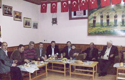 <strong><font face="Arial" size="2">Demokratik A&ccedil;ılım Konuşuldu</font></strong> <p><font face="Arial" size="2">Milletvekili Hasan Ali &Ccedil;elik, haftalardır &uuml;lke g&uuml;ndeminde tartışılan bir konu olan demokratik a&ccedil;ılım konusundaki g&ouml;r&uuml;ş ve d&uuml;ş&uuml;ncelerini Erzurumlularla paylaşırken, sıra gecesine katılmaktan da mutluluk duyduğunu ifade etti.</font></p><p><font face="arial,helvetica,sans-serif" size="2">Sakarya Erzurumlular Derneği Başkanı M&uuml;kerrem Ko&ccedil; da, mangal partisi ve sıra gecesinde milletvekili Hasan Ali &Ccedil;elik&rsquo;i ve N&uuml;fus İl M&uuml;d&uuml;r&uuml; Reis Demir&rsquo;i misafir etmekten b&uuml;y&uuml;k mutluluk duyduklarını belirterek, <font color="#333399">&ldquo;Haftada iki g&uuml;n d&uuml;zenlediğimiz sıra gecelerimize Sakarya&rsquo;daki t&uuml;m Erzurumluları davet ediyoruz. Sakarya halkını da bu gecelerimizde aramızda g&ouml;rmekten mutluluk duyarız&rdquo;</font> dedi.</font><font face="arial,helvetica,sans-serif" size="2">&nbsp;</font></p><p><font face="arial,helvetica,sans-serif" size="2">Haber H&uuml;lya S&uuml;r&uuml;c&uuml;</font></p><p><font face="arial,helvetica,sans-serif" size="2"><br /></font>&nbsp;</p>