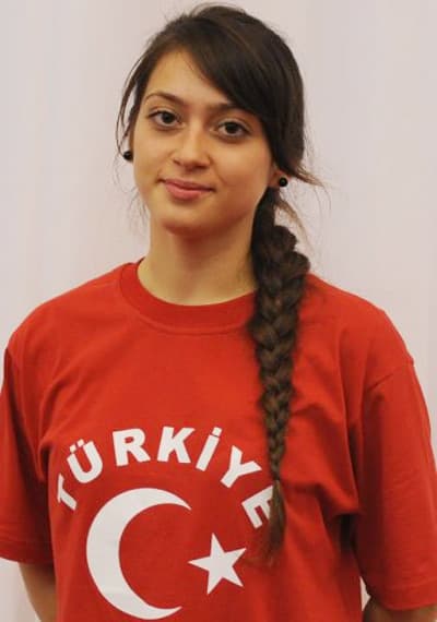 <font size="2"><font face="Arial"><strong>Hendek'te Gurur Yaşattı</strong><br /><br />Kerem ise bronz madalya yolunda 1. Turda Alman rakibini 4-0, 2. turda Cezayirli rakibini 5-0, 3. turda Maltalı rakibini 3 - 0'lık skorlarla yendi. <br /><br />4. turda ise Japon rakibine şanssız bir şekilde 2-1 yenilince Japon rakibinin finale &ccedil;ıkması ile &uuml;&ccedil;&uuml;nc&uuml;l&uuml;k ma&ccedil;ları yapma şansını yakalayan Kerem bu şansını iyi değerlendirerek r&ouml;pesaj ma&ccedil;larında ilk rakibi olan Yunan'ı 1-0 ikinci rakibi olan Rus rakibinide 3-0 yenerek bronz madalyayı kaptı ve d&uuml;nya &uuml;&ccedil;&uuml;nc&uuml;l&uuml;ğ&uuml; ile ilimize ve Hendek il&ccedil;esine b&uuml;y&uuml;k bir gurur yaşattı.</font></font>