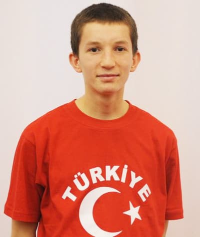 <font size="2"><font face="Arial"><strong>Madalyalar Sakarya&rsquo;ya Armağan</strong> <br /><br />Her iki sporcumuzda kazandıkları madalyalardan dolayı mutlu olduklarını, Fas&rsquo;a şampiyonluk hedefi ile gittiklerini fakat ilk kez katıldıkları bu b&uuml;y&uuml;k organizasyonda t&uuml;m d&uuml;nyaya T&uuml;rk karatesinin T&uuml;rkiye'ye ise Sakarya karatesinin başarısını g&ouml;sterdiklerini belirterek başarısında emeği ge&ccedil;en başta ailelerine, antren&ouml;rlerine, kul&uuml;p idarecilerine ve b&uuml;y&uuml;kşehir belediye başkanımız ve hendek belediye başkanına teşekk&uuml;rlerini ileterek madalyalarını Sakarya&rsquo;ya armağan ettiklerini s&ouml;ylediler.<br /><br />Şeyda Burucu, Kerem Ali Zeren ve diğer millilerimiz salı g&uuml;n&uuml; 16:00 u&ccedil;ağı ile Fas&rsquo;dan hareket edecek ve 21:00 gibi İstanbul Hava Alanı'nda olacaklar.</font></font>