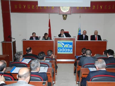 <font face="arial,helvetica,sans-serif" size="2">Başkan Zeki To&ccedil;oğlu, Genel Kurul'da yaptığı konuşmada Sakarya'nın &ouml;n&uuml;ndeki engelleri bir bir aştıklarını belirterek, &ldquo;<font color="#000080">Biz kararımızı verdik, şehrimizin d&uuml;nya şehirleriyle rekabet edecek bir noktaya gelmesi i&ccedil;in elimizden gelen gayreti g&ouml;stereceğiz. Bu konuda kararlıyız. Sakarya'nın gelişmesinin &ouml;n&uuml;ndeki b&uuml;t&uuml;n engelleri bir bir aşacağız, yolumuza emin adımlarla devam ediyoruz. Projelerimizi bu bakış a&ccedil;ısıyla hazırlıyor ve hayata ge&ccedil;iriyoruz. Enerji santrali, Ballıkaya, 3. İsale Hattı, Yeni Arıtma Tesisi gibi &ouml;nemli projeler şehrimiz i&ccedil;in hayati &ouml;neme haiz konulardır</font>&rdquo; dedi.<br /><br />1983 yılında yapılan 1200'l&uuml;k isale hattının &ouml;mr&uuml;n&uuml; tamamladığını belirten Zeki To&ccedil;oğlu, &ldquo;2. İsale hattı &ouml;mr&uuml;n&uuml; tamamlamış durumda. Bizim hissedemediğimiz depremlerden ve toprak kaymalarından dolayı bazen su kesintileri yaşanıyor. 3. İsale hattının yapımına t&uuml;m gayretimizle devam ediyoruz. Bug&uuml;ne kadar 70 milyon TL harcadığımız 3. İsale Hattı i&ccedil;in son olarak 8.5 milyon TL daha &ouml;denek aktarıldı. 3. İsale Hattı'nın arıtma tesisi ile ilgili &ccedil;alışmalarımız da s&uuml;r&uuml;yor&rdquo; diye konuştu.<br /></font>