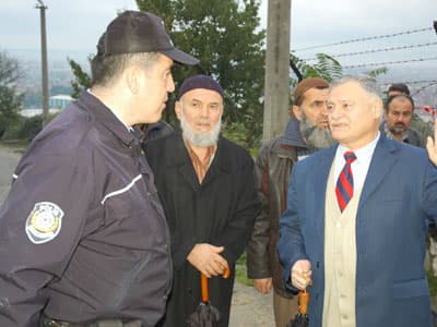 <font face="arial,helvetica,sans-serif" size="2">B&ouml;lgede toplanan vatandaşlar baz istasyonlarının insan sağlığını olumsuz y&ouml;nde etkilediğini, yıllardır televizyon ve radyo vericileri y&uuml;z&uuml;nden herkesin kanser hastası olduğunu iddia etti. Mahallede baz istasyonu istemediklerini ve sonuna kadar istasyona karşı olduklarını s&ouml;yleyen vatandaşlarla firma &ccedil;alışanları arasında sert tartışmalar yaşandı. Haber yapmaya gelen gazetecilerin fotoğraflarını &ccedil;eken firma &ccedil;alışanlarına mahalle halkı tepki g&ouml;sterdi. Sorulara cevap vermeyen &ccedil;alışanlar tepkilerin artması &uuml;zerine ara&ccedil;larına binerek olay yerinden ka&ccedil;tı. Vatandaşların b&ouml;lgede toplandığının bildirilmesi &uuml;zerine olay yerine gelen polis vatandaşlarla konuştuktan sonra &ouml;zel bir GSM şirketi tarafından yaptırılan baz istasyonu inşaatına giderek inceleme yaptı. Polisin gelmesiyle b&ouml;lgede toplanan vatandaşlar dağılarak evlerinin yolunu tuttu. <br /><br />&Ouml;te yandan ilgili firmanın b&ouml;lgede &ccedil;alışma yapmak i&ccedil;in izni olmadığı ortaya &ccedil;ıktı. Vatandaşların tepkisi &uuml;zerine &ccedil;alışmayı durduran firma yetkilileri Adapazarı Belediyesine başvurdu. Firma &ccedil;evre sağlık m&uuml;d&uuml;rl&uuml;ğ&uuml;nden &ccedil;alışma izninin ardından uygun g&ouml;r&uuml;l&uuml;rse ruhsat işleri ardından imar işlerine başvuracak. T&uuml;m izinleri aldıktan sonra firma &ccedil;alışmaya başlayacak. <br /></font>