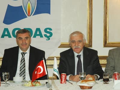 <font face="arial,helvetica,sans-serif"><br /><font size="2"><font color="#000080"><strong>Ka&ccedil;ak K&ouml;m&uuml;re İzin Yok</strong></font><br /><br />Sakarya B&uuml;y&uuml;kşehir Belediye Başkanı Zeki To&ccedil;oğlu ise, Sakarya'ya ka&ccedil;ak k&ouml;m&uuml;r girmesine kesinlikle izin vermeyeceklerini belirterek, &quot;Temiz &ccedil;evre ve temiz hava sağlayan doğalgazın yaygınlaşması i&ccedil;in elimizden gelen desteği sağlayacağız. Halkımızın en ekonomik şekilde ısınma ihtiyacını karşılamasını istiyoruz&quot; dedi. <br /><br />Ka&ccedil;ak k&ouml;m&uuml;r&uuml;n şehre girmesine izin vermeyeceklerini anlatan To&ccedil;oğlu, şunları s&ouml;yledi: &quot;Hava kirliliği ciddi bir problem. Bunun i&ccedil;in gerekli tedbirleri alarak doğalgaz kullanımını teşvik edeceğiz.&quot;<br /></font></font>