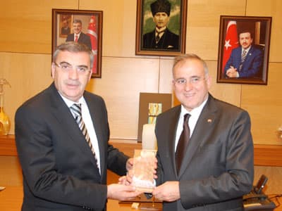 <font face="arial,helvetica,sans-serif" size="2">Ziyaretten duyduğu memnuniyeti ifade eden Başkan Zeki To&ccedil;oğlu ise, &ldquo;<font color="#000080">Değerli başkanımızın ziyareti bizi &ccedil;ok sevindirdi. Bizlerin b&ouml;yle sık sık bir araya gelmesini &ccedil;ok &ouml;nemsiyorum. Zira karşılıklı olarak birbirimizden faydalanıyoruz. Ben de Asım başkanımıza &ccedil;alışmalarında başarılar diliyorum</font>&rdquo; diye konuştu.<br /><br />Ger&ccedil;ekleştirilen ziyarette Başkan Asım G&uuml;zelbey, Başkan To&ccedil;oğlu'nu Gaziantep'e davet etti. Başkan G&uuml;zelbey'e ziyaretin anısına plaket takdim eden Başkan Zeki To&ccedil;oğlu, 'Biz de Gaziantep'i ziyaret etmeyi d&uuml;ş&uuml;n&uuml;yoruz. İnşallah uygun bir zamanda bu g&uuml;zel ilimizi ziyaret edeceğiz&rdquo; dedi. Ger&ccedil;ekleştirilen ziyarette ADASU Genel M&uuml;d&uuml;r&uuml; R&uuml;stem Keleş'te hazır bulundu.<br /></font>