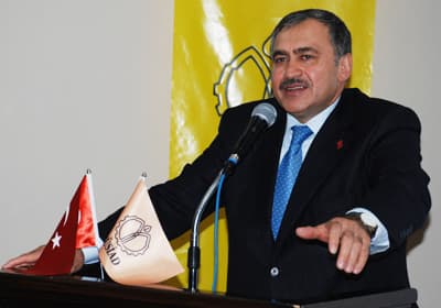 <p><font face="arial,helvetica,sans-serif" size="2"><strong>SAKARYA ESKİŞEHİR&rsquo;İ &Ouml;RNEK ALMALI</strong><br /><br />Toplantıya; Sakarya&rsquo;dan Y&ouml;netim Kurulu &Uuml;yesi İsmail Eminler (&Ouml;zel Giyim), Metin Kar (Kar Metal), H&uuml;seyin Duran (&Ccedil;ağsan Dekorasyon), Mehmet Yılmaz (Yılmazlar Ticaret), &uuml;ye Serkan &Ouml;z&ccedil;ift&ccedil;i (H. Diyarbekirlioğulları petrol) Şube M&uuml;d&uuml;r&uuml; Mehmet Duman ve Basın Danışmanı Levent Candan katıldı. Toplantı &ouml;ncesi ve sonrası Eskişehir&rsquo;i de gezerek, şehrin g&uuml;zelliği yakından inceleme fırsatı bulan Sakaryalı işadamları, Sakarya&rsquo;nın başta metro olmak &uuml;zere şehircilik ve &ccedil;evre bakımından Eskişehir&rsquo;i &ouml;rnek alması gerektiğini s&ouml;yledi. Gala Yemeği&rsquo;ne de katılan Sakaryalı işadamları, burada M&Uuml;SİAD Genel Başkanı &Ouml;mer Cihad Vardan ile g&ouml;r&uuml;şerek, yaptıkları &ccedil;alışmalar hakkında bilgiler de verdi.</font></p>