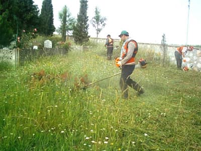<font face="Arial" size="2">Bayram s&uuml;resince doğal gaz ile yaşanabilecek olası sorunlar i&ccedil;in vatandaşlar Adapazarı Gaz Dağıtım A.Ş`ye Alo Doğalgaz 187 ve 2711220 numaralı telefonla ulaşabilecek. B&uuml;y&uuml;kşehir Belediyesi &Ccedil;&ouml;z&uuml;m Masası da bayram boyunca hizmet vermeye devam edecek Vatandaşlar 153 nolu numaradan şikayetlerini &Ccedil;&ouml;z&uuml;m Masası'na bildirebilecekler.<br /><br />Arife g&uuml;n&uuml; ve Kurban Bayramı'nın birinci ile ikinci g&uuml;nleri B&uuml;y&uuml;kşehir Belediyesi Veterinerlik M&uuml;d&uuml;rl&uuml;ğ&uuml; hizmet vermeye devam edecek. <font color="#000080">Ka&ccedil;ak kurbanların yakalanmasında</font> B&uuml;y&uuml;kşehir Belediyesi Veterinerlik Şubesi M&uuml;d&uuml;rl&uuml;ğ&uuml; ekipleri alt belediye birimlerine yardımcı olacak. Ayrıca hastalık ş&uuml;phelerinde mobil ara&ccedil;larla adreslere gidilerek muayene hizmeti verilecek. Kurbanlardaki hastalık ş&uuml;pheleri B&uuml;y&uuml;kşehir Belediyesi Haber Merkezi'nin 2775454 no`lu telefonuna bildirilebilecek.<br /><br />B&uuml;y&uuml;kşehir Belediyesi Mezarlıklar M&uuml;d&uuml;rl&uuml;ğ&uuml; ekipleri vatandaşların Kurban Bayramı'nda rahat bir şekilde ziyaretlerini ger&ccedil;ekleştirebilmeleri i&ccedil;in B&uuml;y&uuml;kşehir Belediyesi sınırları i&ccedil;erisindeki mezarlıklarda temizlik ve bakım &ccedil;alışması ger&ccedil;ekleştirdi. Bayrama hazır hale getirilen mezarlıklar, ziyaret&ccedil;ilerini bekliyor.&nbsp;Sakarya B&uuml;y&uuml;kşehir Belediyesi bayramlaşma programını da belirledi. Belediyeden yapılan a&ccedil;ıklamada belediyedeki bayramlaşma programının bayramı 2. g&uuml;n&uuml; saat 11.00'da belediye hizmet binasında ger&ccedil;ekleştirileceği a&ccedil;ıklandı.</font>