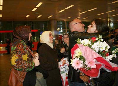 <font color="#000000"><font size="2"><font face="Arial"><strong>Başarısının Coşkusunu Yaşamasını İstedik</strong><br /><br /></font></font></font><font face="Arial" size="2">B&uuml;y&uuml;kşehir Belediyesi tarafından organize edilen karşılama t&ouml;renine Şeyda Burucu'nun ailesinin yanı sıra sporcu arkadaşları, antren&ouml;r&uuml; Mustafa Solmaz ve Karate Federasyonu Milli Takımlar Menajeri Hikmet Şaha' da katıldı. <br /><br />Bayraklar ve &ccedil;i&ccedil;eklerle karşılanan Şeyda Burucu, karşılama t&ouml;reninde sevdiklerini g&ouml;r&uuml;nce olduk&ccedil;a duygulu anlar yaşadı. B&uuml;y&uuml;kşehir Belediye Spor Karate Antren&ouml;r&uuml; Mustafa Solmaz, bu şekilde elde edilen b&uuml;y&uuml;k başarıların yaşattığı sevin&ccedil; ve mutluluğun tarifinin olmadığını belirtirken, <font color="#333399">&quot;&Ccedil;ok b&uuml;y&uuml;k mutluluk yaşıyoruz. Uluslararası d&uuml;zeyde b&ouml;yle başarıların Sakarya'dan &ccedil;ıkıyor olması bizi &ccedil;ok gururlandırıyor. Şeyda'yı havalimanında karşılayarak başarısının coşkusunu iyice yaşamasını istedik. Bu organizasyonu d&uuml;zenleyen B&uuml;y&uuml;kşehir Belediyemize de &ccedil;ok teşekk&uuml;r ederiz&quot;</font> dedi.</font>