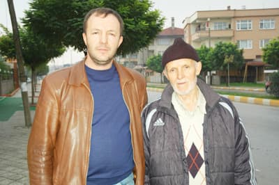 <font size="2"><font face="Arial"><strong>Olaylar B&uuml;y&uuml;d&uuml; de B&uuml;y&uuml;d&uuml;</strong><br /><br />Otomobilin bisiklete &ccedil;arptıktan sonra hızını alamayarak &ccedil;evredeki d&uuml;kkanlardan birine girmesiyle hurdaya ayrılması &uuml;zerine ara&ccedil; sahibi O.K., zararının karşılanması i&ccedil;in kasko şirketine başvurdu. Bunun &uuml;zerine kasko şirketi olayla ilgili Sakarya 2. Sulh Hakimliği'ne dava a&ccedil;tı. A&ccedil;ılan dava 11 ay s&uuml;rd&uuml;. Dava sonunda bisiklet s&uuml;r&uuml;c&uuml;s&uuml; Tevfik Durak y&uuml;zde 75 oranında kusurlu, aracın s&uuml;r&uuml;c&uuml;s&uuml; O.K. ise y&uuml;zde 25 oranında tali kusurlu olduğu kabul edildi. <br /><br />Bunun &uuml;zerine Tevfik Durak dosyayı Sakarya &Uuml;niversitesi bilirkişi heyetine g&ouml;t&uuml;rd&uuml;. Heyet, kararı aynen onayladı, değişen bir şey olmadı. Buna rağmen, bunlarla yetinmeyen Tevfik Durak, haksızlığa uğradığını d&uuml;ş&uuml;nerek olayı İstanbul Sarıyer 1. Sulh Mahkemesi Hakimliği'ne g&ouml;t&uuml;rd&uuml;. İstanbul &Uuml;niversitesi'nin 3'l&uuml; bilirkişi heyetinin raporunda da aynı karar &ccedil;ıktı. Bu raporda da bisiklet s&uuml;r&uuml;c&uuml;s&uuml; Tevfik Durak y&uuml;zde 75 kusurlu sayıldı ve kaza yapan otomobilin 5 bin 400 TL'lık masrafını karşılamasına karar verildi. </font></font>