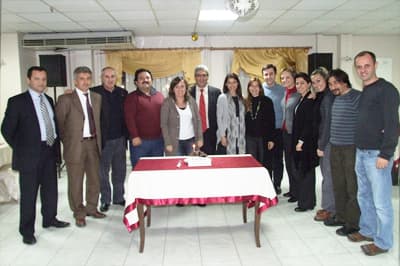 <p><font face="arial,helvetica,sans-serif" size="2"><strong>Pasta kesildi<br /></strong><br />&Ouml;RAV i&ccedil;in hazırlanan birinci yıl pastasını Genel M&uuml;d&uuml;r Kayhan Karlı, &Ouml;RAV uzman eğitimcileri, İl Milli Eğitim Şube M&uuml;d&uuml;r&uuml; Zafer Levent Soyhan, Mehmet Akif Ersoy End&uuml;stri Meslek Lisesi M&uuml;d&uuml;r&uuml; Ali Erbay ile geceye katılan Enka İlk&ouml;ğretim Okulu M&uuml;d&uuml;r&uuml; &Ouml;zlem Mecit ve &ouml;ğretmenler birlikte kesti.</font></p>