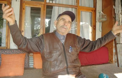 <font size="2"><font face="Arial"><strong><font color="#000000">K&ouml;r Taraflarından &Ccedil;ıksın</font></strong><br /><br />Yaşlı adamın eşi Behriye Acar da g&ouml;zyaşları i&ccedil;inde olayı anlatırken, dolandırıcılara beddua etti. Acar <font color="#333399">konuşmasında, &quot;Eşim &ccedil;ağırdı. Gittim, a&ccedil;mışlar saati, bakıyorlar.<strong> 'Saat ka&ccedil;ak' dediler. 'Yok, Biz &ouml;yle bir şey bilmeyiz, kullanmayız'</strong> dedim. Her ay elektrik&ccedil;i geliyor, alıp yazıyor. Yanda k&uuml;&ccedil;&uuml;k ev var. Onu sordular. Adam geldi, gitti. Onlar oraya kablo &ccedil;ekmişsiniz, ka&ccedil;ak kullanıyorsunuz. Bu kabloyu yanlış bağlamışsınız, hapse girersiniz. Ceza alırsınız. O an elimde milyar olsa verecektim. Allah onları bildiği gibi yapsın. Onlar bizi &uuml;zd&uuml;ler, onlar da hi&ccedil;bir zaman g&uuml;lmesinler. G&uuml;le g&uuml;le yemesinler o parayı. Gece kalktım namaz kıldım. İnşallah k&ouml;r taraflarından &ccedil;ıksın&quot; </font>dedi.&nbsp; </font></font>