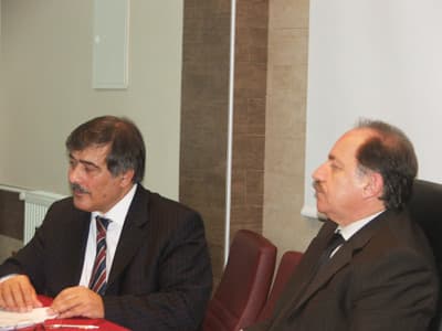 <p><font face="Arial" size="2"><strong>Ortak &Ccedil;alışma Komisyonu kurmaya karar verildi</strong></font></p><p><font face="arial,helvetica,sans-serif" size="2">Sakarya Elektrik Dağıtım A.Ş. İcra Kurulu Başkanı Bekir Sami G&uuml;ven, SEDAŞ&rsquo;ın iletişim hedef kitlesi i&ccedil;inde yer alan M&uuml;hendisler Odası ve Elektrik&ccedil;iler Oda temsilcileri ile birlikte hareket etmesinin g&uuml;&ccedil;l&uuml; bir sinerji oluşturacağını, karşılıklı g&uuml;ven ve dayanışma ile sorun olarak g&ouml;z&uuml;ken uygulamaların el ele verilerek d&uuml;zenlenebileceğini ve elektrik dağıtım sisteminde t&uuml;keticilerin de lehine olacak adımların birlikte atılabileceğini belirtti. Toplantıda g&uuml;ndem maddesi olarak ele alınan konular i&ccedil;in karşılıklı &ccedil;&ouml;z&uuml;m &ouml;nerileri ortaya konularak, mutabakata varılmaya &ccedil;alışılırken, sorunların &ccedil;&ouml;z&uuml;m&uuml; i&ccedil;in EMO&rsquo;nunda i&ccedil;inde olacağı bir komisyonun kurulmasına ve karşılıklı uzlaşıya varılabilecek hususlarda &ccedil;alışma raporu hazırlanması ile raporun Aralık Ayı sonunda toplantı yapılarak&nbsp; ele alınmasına karar verildi.&nbsp;</font><font face="arial,helvetica,sans-serif" size="2">&nbsp;</font></p>