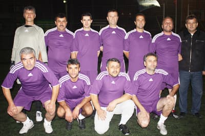 <p><font face="Arial" size="2"><strong>Beraberlik İmara Yetmedi<br /></strong><br />Turnuva gecelerinin grup ma&ccedil;larında son akşamın, son ma&ccedil;ında karşılaşan puansız olarak m&uuml;cadeleye başlayan İmar İşleri ile Kademe&nbsp; takımları kıyasıya m&uuml;cadeleden&nbsp;sekiz gol ve g&uuml;zel enstantaneler &ccedil;ıkardılar. <br /><br />Fakat gol d&uuml;ellosunda g&uuml;len taraf Kademe takımı oldu. Karşılıklı atılan d&ouml;rder gol heyecanı y&uuml;kseltmeye yetti. Taraftar baskısına boyun eğen&nbsp; ma&ccedil;ın hakemi Kadir Demir kontrol&uuml; toparlamakta zorlanmasına rağmen yine de her iki takım oyuncuların g&ouml;nl&uuml;n&uuml; almayı başardı. </font></p>