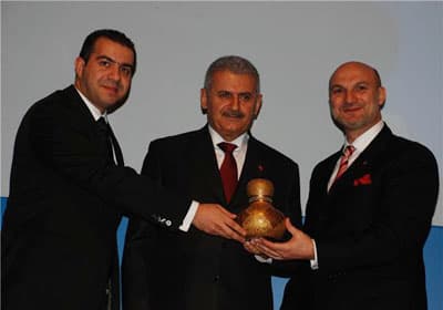 <p class="ecxMsoNormal"><strong><span style="font-family: Arial"><font face="arial,helvetica,sans-serif" size="2">GEN&Ccedil;LERİMİZ D&Uuml;NYA&rsquo;YA Y&Ouml;N VERECEKTİR</font></span></strong></p><p class="ecxMsoNormal"><font size="2"><font face="arial,helvetica,sans-serif">Ulaştırma Bakanı Binali Yıldırım, Ey&uuml;p Belediye Başkanı İsmail Kavuncu, Merkez Bankası Başkan Yardımcısı Dr. İbrahim Turhan, İslam Ticaret Odası Genel Sekreteri Abdulmuhsin Nijawi, M&Uuml;SİAD Genel Başkanı &Ouml;mer Cihad Vardan&rsquo;ında aralarında bulunduğu kongrede konuşma yapan Gen&ccedil; M&Uuml;SİAD Genel Başkanı Fatih Uysan; d&uuml;zenlemiş oldukları platformların gen&ccedil;lerin sahip olduğu<span>&nbsp; </span>girişimcilik ateşini g&ouml;stermek i&ccedil;in b&uuml;y&uuml;k bir fırsat sunduğunu dile getirdi. Uysan, ama&ccedil;larını ise kariyer planlaması yaptıkları bir d&ouml;nemde alışılan alternatifler dışında, girişimciliği bir se&ccedil;enek sunmak, girişimciliği k&uuml;lt&uuml;r haline getirmek, gen&ccedil;leri iş kurma konusunda motive etmek, doğru y&ouml;nlendirmek ve uzun &ouml;m&uuml;rl&uuml;, başarılı iş sahibi olmalarını sağlayacak yolları ortaya koymak olduğunu s&ouml;yledi.<span style="font-size: 8pt"> </span>T&uuml;rkiye Cumhuriyeti&rsquo;nin kuruluşunun 100. yılında hedefinin, D&uuml;nya&rsquo;nın ilk 10 b&uuml;y&uuml;k ekonomisi arasında yer almak olduğunu ifade eden M&Uuml;SİAD Genel Başkanı &Ouml;mer Cihad Vardan;<span>&nbsp; </span>&ldquo;İşte &uuml;lkemiz, bu niceliksel ve niteliksel &uuml;st&uuml;nl&uuml;ğe sahip gen&ccedil;lerin omuzları &uuml;st&uuml;nde y&uuml;kselecektir. O halde, geleceği yakalamak i&ccedil;in g&ouml;rev bekleyen gen&ccedil;lerimize, değişim ve d&ouml;n&uuml;ş&uuml;m&uuml;n zeminini biz hazırlayalım, Onlar, sadece bilgiyi, katma değeri &uuml;retsin, D&uuml;nya&rsquo;ya y&ouml;n versin&rdquo; dedi.</font></font></p>