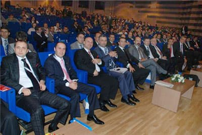 <p class="ecxMsoNormal"><strong><span style="font-family: Arial"><font face="arial,helvetica,sans-serif" size="2">SERMAYE AKIL VE BİLGİDİR</font></span></strong></p><p class="ecxMsoNormal"><font face="arial,helvetica,sans-serif" size="2">Ulaştırma Bakanı Binali Yıldırım ise konuşmasında; bilginin &ouml;neminden bahsederek; &rdquo;Bilgi eskiden para verilmeden elde edilen bir şeydi. O zaman projelerde para etmezdi. O g&uuml;nden bu g&uuml;ne, bilgiden akıldan hi&ccedil; bir para alınmadığı<span>&nbsp; </span>d&ouml;nemden şimdi ise bunların para ile bulunulamaz d&ouml;neme <span>&nbsp;</span>gelmiştir. G&uuml;n&uuml;m&uuml;zde sermaye; akıl ve bilgidir. D&uuml;nya&rsquo;da her şey değişmeye başlamıştır. G&uuml;n&uuml;m&uuml;zde bilgi; ger&ccedil;ek g&uuml;&ccedil; ve kaynak haline gelmiştir. İletişimin g&uuml;c&uuml;, D&uuml;nya&rsquo;da hi&ccedil;bir şeyin kapalı kalmasına fırsat vermemektedir. T&uuml;rkiye&rsquo;nin en b&uuml;y&uuml;k &uuml;st&uuml;nl&uuml;ğ&uuml;, gen&ccedil; ve dinamik n&uuml;fusudur. &Uuml;lkemizde, bundan daha b&uuml;y&uuml;k bir kaynak yoktur. B&ouml;yle gen&ccedil; n&uuml;fusu olmayan &uuml;lke, hi&ccedil;bir zaman kalkınamaz&rdquo; diyerek ge&ccedil;lerin ve iletişimin &ouml;nemine değindi. İki g&uuml;n s&uuml;ren ve toplamda 5. oturumum yapıldığı kongrede; &ldquo;Bilginin K&acirc;ra D&ouml;n&uuml;ş&uuml;m&uuml;, Girişimcinin Kendini Anlama &Ccedil;abası, Geleceğin Fırsat Sunan Sekt&ouml;rleri ve Gen&ccedil; Girişimcilik, Enerji Sekt&ouml;r&uuml; ve Girişimcilik, Bilişim Sekt&ouml;r&uuml; ve Girişimcilik, Finans Sekt&ouml;r&uuml; ve Girişimcilik, &Ccedil;alıştaylar Ve İkili İş G&ouml;r&uuml;şmeleri&rdquo; konuları ele alındı.</font></p>