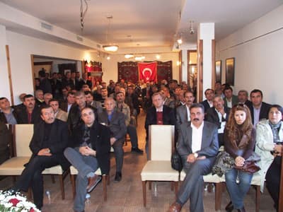 <p><font face="arial,helvetica,sans-serif" size="2"><strong>Engin Pekşen Anıldı<br /></strong><br />Erenler Belediye Başkanı Cavit &Ouml;zt&uuml;rk, Şeker Fabrikası Y&ouml;netim Kurulu Başkanı Ahmet Aya, Pamukova Belediyesi eski başkanı Feridun Turan, il genel meclis &uuml;yeleri, sendika başkanları ve muhtarların da katıldığı kongrede, bir s&uuml;re &ouml;nce vefat eden SYKD Kurucu Başkanı Engin Pekşen rahmetle anıldı.</font></p>