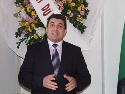 <p><font face="arial,helvetica,sans-serif" size="2"><strong>Başkan C&uuml;neyt Demir</strong><br /><br />Engin Pekşen ve Canip Kaya&rsquo;nın ardından SYKD&rsquo;nin &uuml;&ccedil;&uuml;nc&uuml; başkanı olan C&uuml;neyt Demir kongrede yaptığı teşekk&uuml;r konuşmasında, Sakarya Yerel K&uuml;lt&uuml;r Derneği&rsquo;ni s&uuml;rekli genişleyen b&uuml;y&uuml;k bir aile haline getireceklerini belirterek, &uuml;&ccedil; yıl sonra yapacaklarını kongreyi Atat&uuml;rk Spor Salonu&rsquo;nda ger&ccedil;ekleştirmeyi istedikleri s&ouml;yledi. </font></p><p><font face="arial,helvetica,sans-serif" size="2">Sakarya Yerel K&uuml;lt&uuml;r Derneği&rsquo;nin yeni y&ouml;netim kurulu şu isimlerden oluşuyor:</font></p>