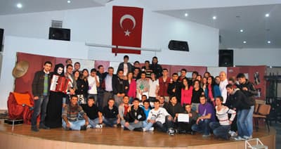 <p><font face="arial,helvetica,sans-serif" size="2"><strong>Madde Bağımlılığına Savaş!</strong></font></p><p><font face="arial,helvetica,sans-serif" size="2">D&uuml;nya gen&ccedil;liğinin en b&uuml;y&uuml;k sorunlarından birisi olan madde bağımlığı ve uyuşturucu, ne yazık ki &uuml;lkemiz gen&ccedil;liğinin de &ouml;nemli sorunlarından birisi. <br /><br />Yeni neslin madde bağımlılığı ve uyuşturucu konusunda bilin&ccedil;lenmesi i&ccedil;in yapılan bir&ccedil;ok seminer ve hazırlanan broş&uuml;r, kitap&ccedil;ık vb. materyallerle &ccedil;ağın sorunu aşılmaya &ccedil;alışılıyor.&nbsp; Ne var ki yapılan bu tip etkinlikler ile gen&ccedil;lere ulaşmak ve madde bağımlılığının zararlarını anlatmak pekte kolay g&ouml;r&uuml;nm&uuml;yor. <br /><br />Konu hakkında son derece duyarlı olan Sakarya Gen&ccedil;lik Merkezi, hazırladığı tiyatro oyunu ile gen&ccedil;lerimizin dikkatini &ccedil;ekecek bir tiyatro oyununa imza attı.&nbsp;Yaşları hen&uuml;z on yedi on sekiz olan lise &ouml;ğrencilerinin sergilediği oyun, ailesinden uzakta &uuml;niversite okuyan gen&ccedil;lerin, uyuşturucuya bağlanma s&uuml;recini mizahla sentezleyerek anlatıyor.</font></p>