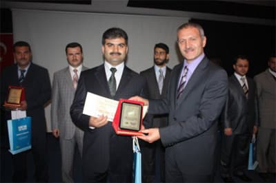 <p><font face="arial,helvetica,sans-serif" size="2"><strong>İl finalisti 10 yarışmacı arasından se&ccedil;ildi</strong></font></p><p><font face="arial,helvetica,sans-serif" size="2">Kuran&rsquo;ın Anlamıyla Buluşmak Platformu tarafından 41 ilde d&uuml;zenlenen Kuran&rsquo;ı Kerim&rsquo;i okuma, dinleme ve anlama k&uuml;lt&uuml;r&uuml;n&uuml; geliştirmek, g&uuml;zel okuma uslubunu gen&ccedil; kuşaklara aktarmak ve g&uuml;zel okuyan yetenekleri ortaya &ccedil;ıkarmak maksadıyla ger&ccedil;ekleşen yarışmanın Sakarya ayağında yapılan İl finali programına 10 yarışmacı katıldı.&nbsp; <br /><br />Murat Mutlu, Fikri Sezer, Erkan Aksu, Selami U&ccedil;ar, Zeynel Abidin Akduman, Muhammed Yavuz, Bilal Kahraman, İbrahim &Uuml;nl&uuml;, G&ouml;khan Civelek, Nadir &Ouml;zt&uuml;rk İl finalinde yarışmacı olarak katıldılar. Mehmed Zahid Kotku Camii derneğinin organize ettiği Sakarya finali programı Erenler Belediyesi K&uuml;lt&uuml;r Merkezinde&nbsp;yapıldı.</font></p>
