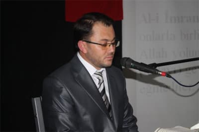 <p><font face="arial,helvetica,sans-serif" size="2"><strong>Dernek Yararına Kermes</strong></font></p><p><font face="arial,helvetica,sans-serif" size="2">D&uuml;zenlenen gecede &ccedil;ok sayıda vatandaşın &ouml;zellikle hanımların fazlalığı dikkat &ccedil;ekti. İzleyenlerin yoğun olması sebebiyle tiyatro salonuna giremeyen vatandaşlar i&ccedil;in sinevizyon kurularak program akışının takibi sağlandı. <br /><br />Mehmed Zahid Kotku Camii derneği yararına d&uuml;zenlenen kermese katılımcılar ilgi g&ouml;sterdi. Hanımların kendi elleriyle yaptıkları tatlılar ve poğ&ccedil;alar katılımcılar tarafından satın alınarak derneğe destek oldular. Ayrıca kitap okuma meraklıları i&ccedil;in oluşturulan reyona da ilgi vardı.<br /></font></p>