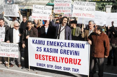 Kültür Merkezi Önünde Grup Protesto Eylemi