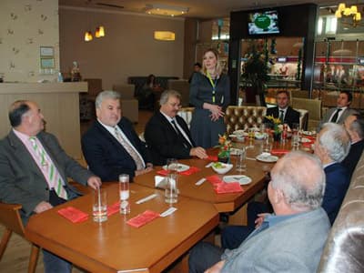 Ada AVM'den Emektarlara Anlamlı Yemek