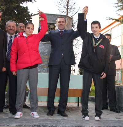 <font face="Arial" size="2">Hendek lisesi M&uuml;d&uuml;r&uuml; Necati Tan, &rdquo;Okulumuz spor dalının yanı sıra eğitimde de başarıyı yakaladı. &Ouml;ğrencilerimizin başarıları bizleri mutlu ediyor.Okulumuzu başarı ile temsil eden t&uuml;m arkadaşlarımıza teşekk&uuml;r ediyorum&rdquo; diye konuştu.ampiyonasında 3. olan Kerem Ali Zeren ile D&uuml;nya Şampiyonasında okulumuzu temsil eden B&uuml;şra'yı kutluyorum. İnşallah bundan sonraki şampiyonalarda şampiyon olarak bizleri daha &ccedil;ok mutlu edeceklerdir. &Ouml;nemli olan temsil etmektir&rdquo; dedi.<br /><br />Hendek lisesi M&uuml;d&uuml;r&uuml; Necati Tan, &rdquo;Okulumuz spor dalının yanı sıra eğitimde de başarıyı yakaladı. &Ouml;ğrencilerimizin başarıları bizleri mutlu ediyor.Okulumuzu başarı ile temsil eden t&uuml;m arkadaşlarımıza teşekk&uuml;r ediyorum&rdquo; diye konuştu.</font>