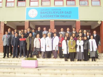 <font face="Arial" size="2">Yusuf Alemdar yaptığı konuşmada<font color="#333399"> &quot;Bizler 'Bana bir harf &ouml;ğretenin kırk yıl k&ouml;lesi olurum.' ve 'İlim &Ccedil;in'de bile olsa alınız.' diyen bir dinin temsilcileriyiz. B&ouml;yle bir anlayışa sahip bir millet olarak ne kadar mukaddes bir iş yaptığınızın bilincindeyiz. Her g&uuml;n&uuml;n&uuml;z&uuml;n bu kadar anlamlı olması dileğiyle hepinizin &ouml;ğretmenler g&uuml;n&uuml;n&uuml; tebrik ederim.&quot;</font> dedi. </font>