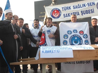 Memurlardan Tabutlu Eylem