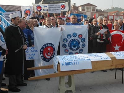 Memurlardan Tabutlu Eylem