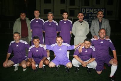 <p><font face="arial,helvetica,sans-serif" size="2"><strong><font color="#333399">Toplu Sonu&ccedil;lar</font></strong> : </font></p><p><font face="arial,helvetica,sans-serif" size="2"><strong>Saha:</strong> Erenler Spor Kompleksi<br /><strong>Hakem:</strong> Kadir Demir<br /><strong><font color="#333399">Er-yap 8 Kademe 4</font></strong><br /><strong>Er-yap (8):</strong> Fatih Semih Murat Muharrem Kadir İsmail Yılmaz Metin Adil Serdar Erol<br /><strong>Antren&ouml;r:</strong> Yılmaz Tıkan<br /><strong>Kademe (4):</strong> İrfan Melih Mustafa Metin Kenan Basri Şaban Hamit İsmail Ahmet Ali<br /><strong>Antren&ouml;r:</strong> Kenan Sevim<br /><strong>Goller:</strong> Serdar dk 10 Muharrem dk 30-45-48 Adil dk 32-37-39 Ali dk 40 (KK) (Er-yap) Şaban dk 11-20 İsmail dk 18 Basri dk 38 ( Kademe)</font></p>